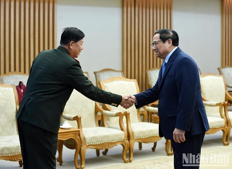 Minh Chinh saluda a los miembros de la delegación laosiana. Minh Chinh saluda a los miembros de la delegación laosiana.