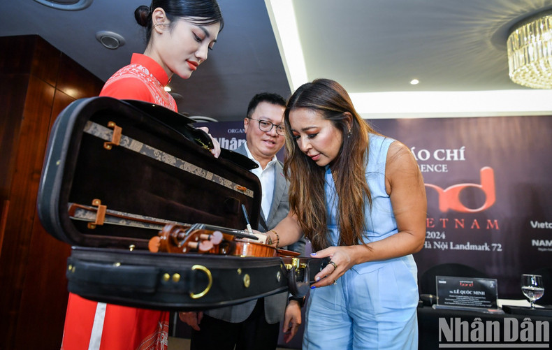 BOND regala un violín al comité organizador. BOND regala un violín al comité organizador.