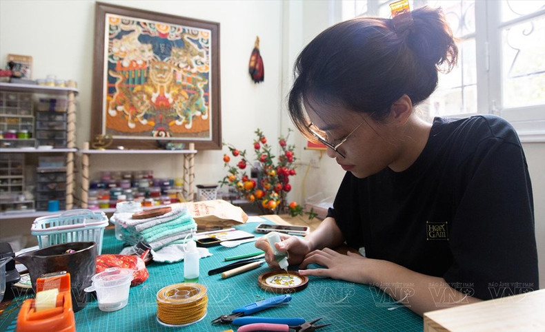 Minh Ngoc, una estudiante de la Universidad de Hanói, al principio venía solo para experimentar la técnica, pero la pasión la convirtió en uno de los miembros del grupo. (Foto: Revista Ilustrada Vietnam)