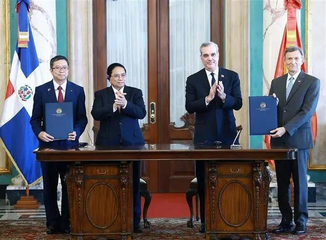 Pham Minh Chinh y Luis Abinader Corona presencian la ceremonia de firma de los documentos de cooperación entre los dos países.
