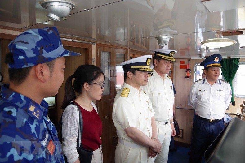 Los comandantes del barco patrullero Settsu y del Alto Mando de la Región 2 de la Guardia Costera de Vietnam inspeccionan la coordinación de los ejercicios marítimos.