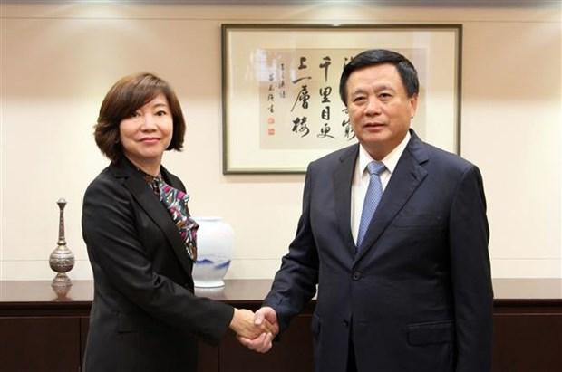 Nguyen Xuan Thang, miembro del Buró Político de Vietnam (D) y la vicepresidenta de la Agencia de Cooperación Internacional de Japón (JICA). (Foto: VNA) Nguyen Xuan Thang, miembro del Buró Político de Vietnam (D) y la vicepresidenta de la Agencia de Cooperación Internacional de Japón (JICA). (Foto: VNA)