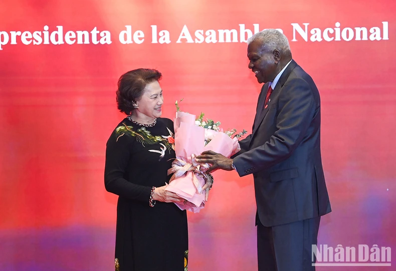 Esteban Lazo hace entrega de la Orden Ana Betancourt a la ex presidenta de la Asamblea Nacional de Vietnam, Nguyen Thi Kim Ngan. Esteban Lazo hace entrega de la Orden Ana Betancourt a la ex presidenta de la Asamblea Nacional de Vietnam, Nguyen Thi Kim Ngan.