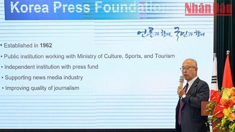 El director de la Fundación de Promoción de Medios de Corea del Sur Lee Hee Yong expone su ponencia en el taller.