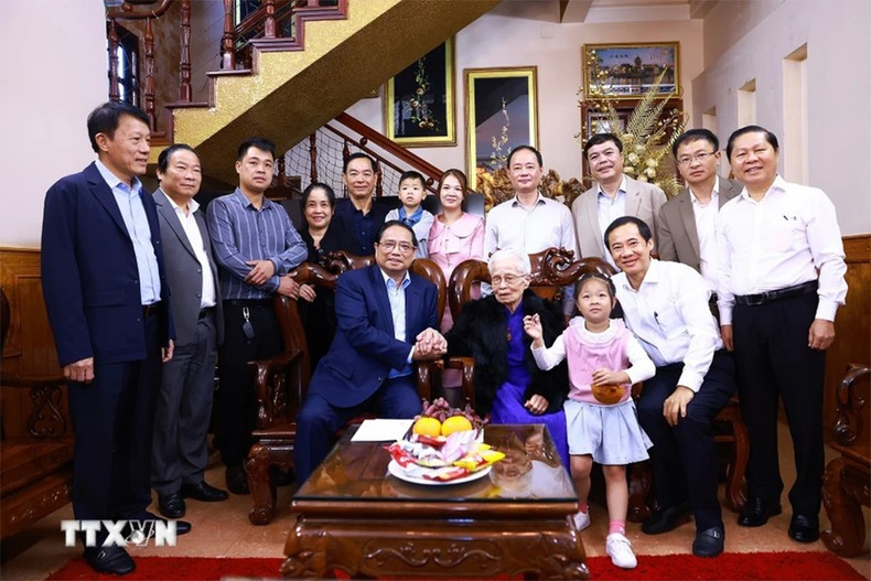 Minh Chinh y la familia de a la heroica madre vietnamita Tran Thi Thung. Minh Chinh y la familia de a la heroica madre vietnamita Tran Thi Thung.