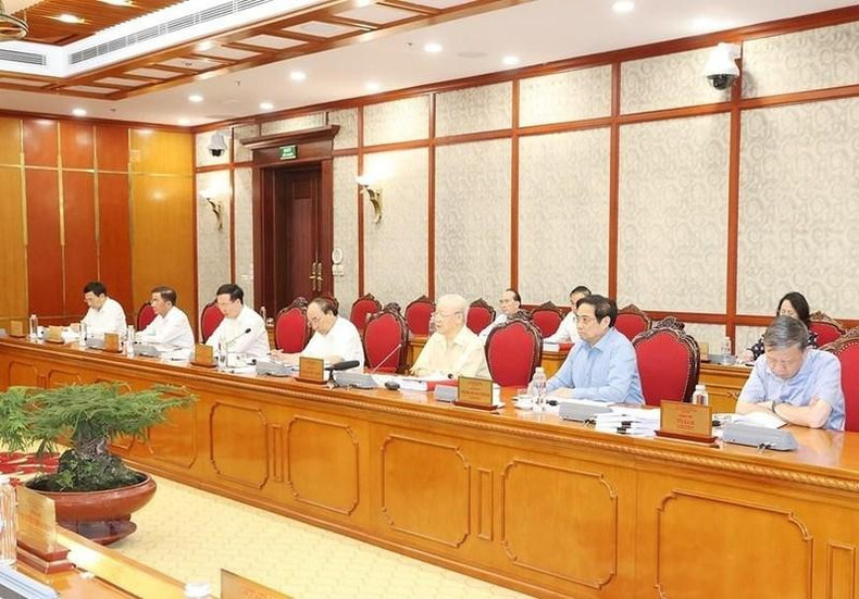 El máximo líder partidista habla en la reunión.