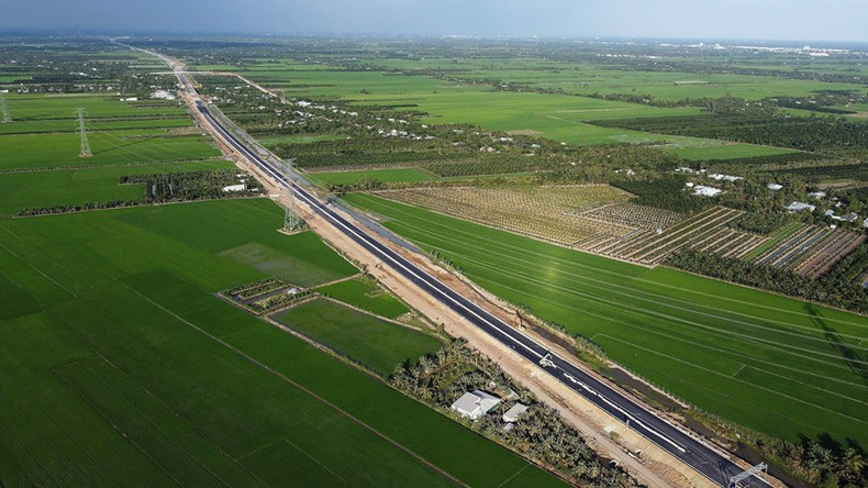 La autopista My Thuan-Can Tho, con 23 kilómetros de longitud, pasa por dos provincias de Vinh Long y Dong Thap, y acaba de abrirse oficialmente al tránsito el 30 de diciembre de 2023.