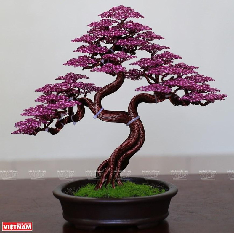 Obra de bonsái hecha de alambres de cobre de Pham Van Doanh.