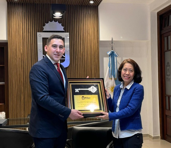 El intendente de Pilar, Leopoldo Grumstrup, entrega “Llave de Pilar” a la embajadora Ngo Minh Nguyet. (Foto: VNA)