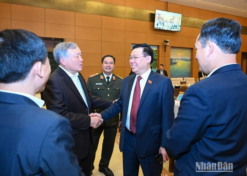 Dinh Hue conversa con los delegados en el evento. Dinh Hue conversa con los delegados en el evento.