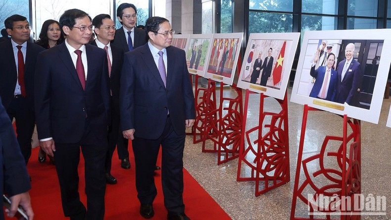 Previamente, el jefe del Gobierno visita la exposición de fotos sobre las actividades del sector diplomático. Previamente, el jefe del Gobierno visita la exposición de fotos sobre las actividades del sector diplomático.