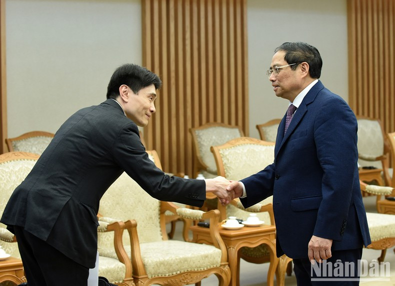 Minh Chinh recibe a los visitantes japoneses.
