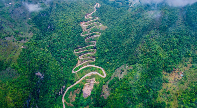El paso sigue la dirección vertical de la montaña Coc Tra, conectando la comuna de Xuan Truong con Bao Lac.