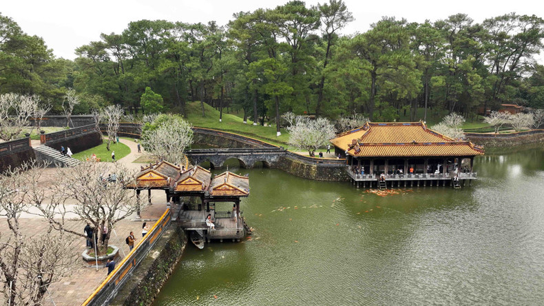 La Tumba de Tu Duc (Khiem Lang), construida en la ladera derecha de la colina Vong Canh, en la aldea de Thuy Ba, distrito de Thuy Xuan, ciudad de Hue, es un destino popular para los turistas que visitan la antigua capital de Hue.