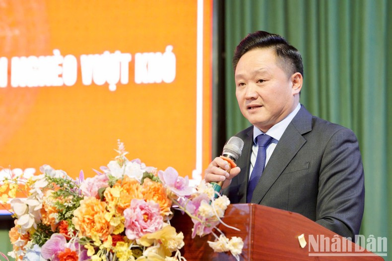 Phan Van Hung, subjefe de redacción del periódico Nhan Dan y presidente del Fondo de Semillas de Vietnam, interviene en el evento.