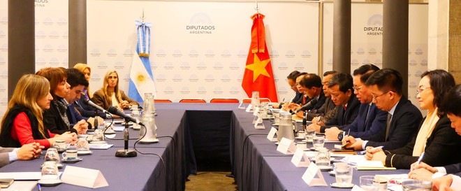 Nguyen Trong Nghia se reúne con la subdirectora del Comité de Educación de la Cámara de Representantes de Argentina, Blanca Inés Osuna, y miembros del Grupo Parlamentario de Amistad Argentina-Vietnam. (Foto: VNA) Nguyen Trong Nghia se reúne con la subdirectora del Comité de Educación de la Cámara de Representantes de Argentina, Blanca Inés Osuna, y miembros del Grupo Parlamentario de Amistad Argentina-Vietnam. (Foto: VNA)