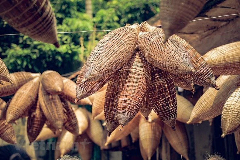 Debido al desarrollo de la sociedad, las herramientas agrícolas tradicionales se utilizan menos en la vida cotidiana, como para la decoración artística o de interiores. (Foto: VNA) Debido al desarrollo de la sociedad, las herramientas agrícolas tradicionales se utilizan menos en la vida cotidiana, como para la decoración artística o de interiores. (Foto: VNA)