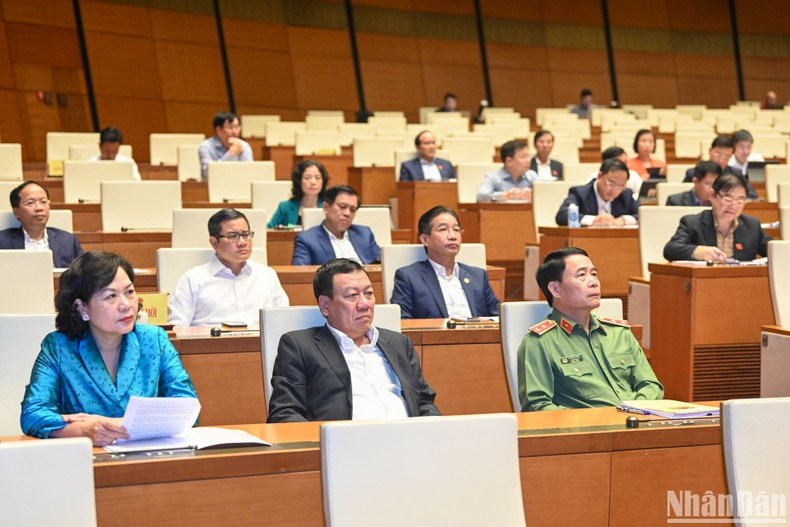 A la reunión asisten dirigentes de ministerios, comités, sectores, así como parlamentarios.