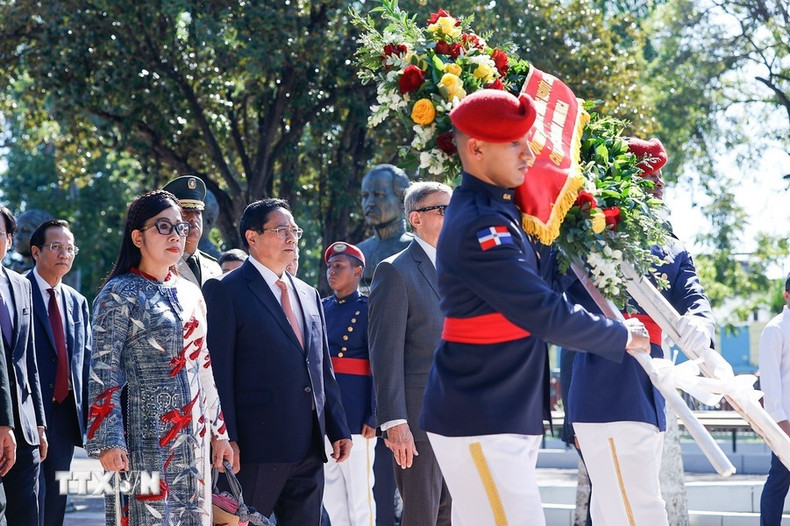 El primer ministro Pham Minh Chinh y su esposa depositan flores en el Parque Independencia en Santo Domingo.