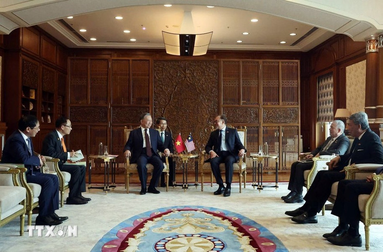 Ambos dirigentes se reúnen antes de las conversaciones oficiales. Ambos dirigentes se reúnen antes de las conversaciones oficiales.