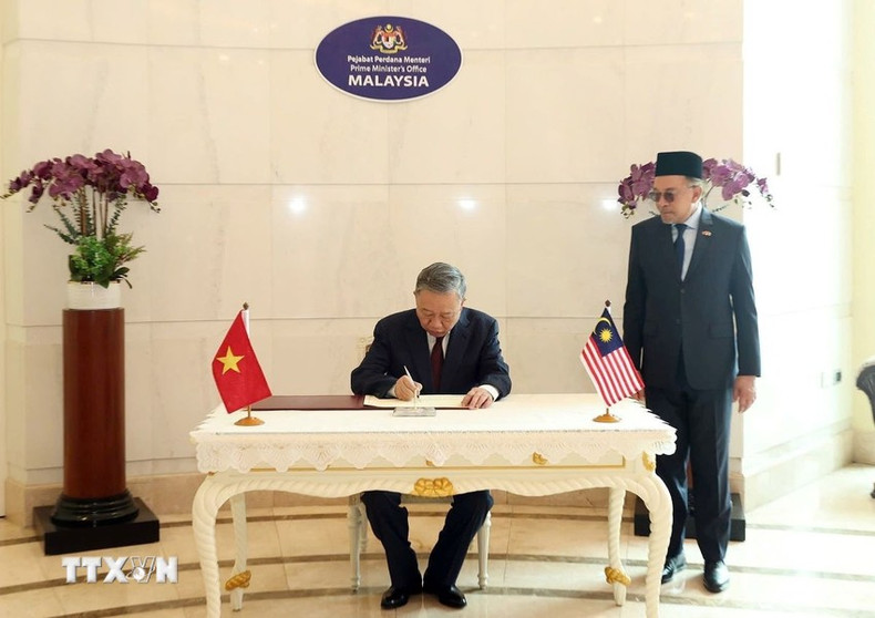 To Lam firma el libro de visitas. To Lam firma el libro de visitas.