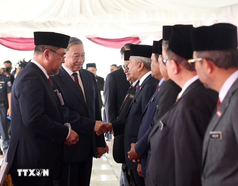 To Lam y los miembros de la delegación de Malasia en el acto. To Lam y los miembros de la delegación de Malasia en el acto.