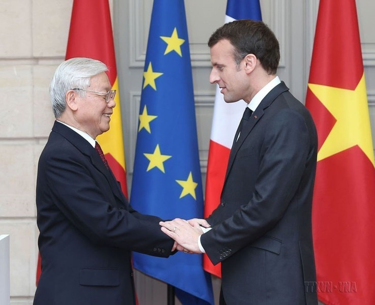 El presidente francés, Emmanuel Macron, recibe y mantiene conversaciones con el secretario general del Partido Comunista de Vietnam, Nguyen Phu Trong durante su visita oficial a Francia el 27 de marzo de 2018.