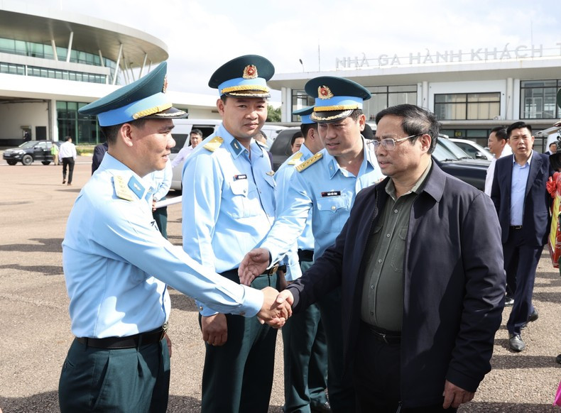 [Foto] Primer ministro vietnamita inspecciona proyectos clave en provincia de Binh Dinh ảnh 1