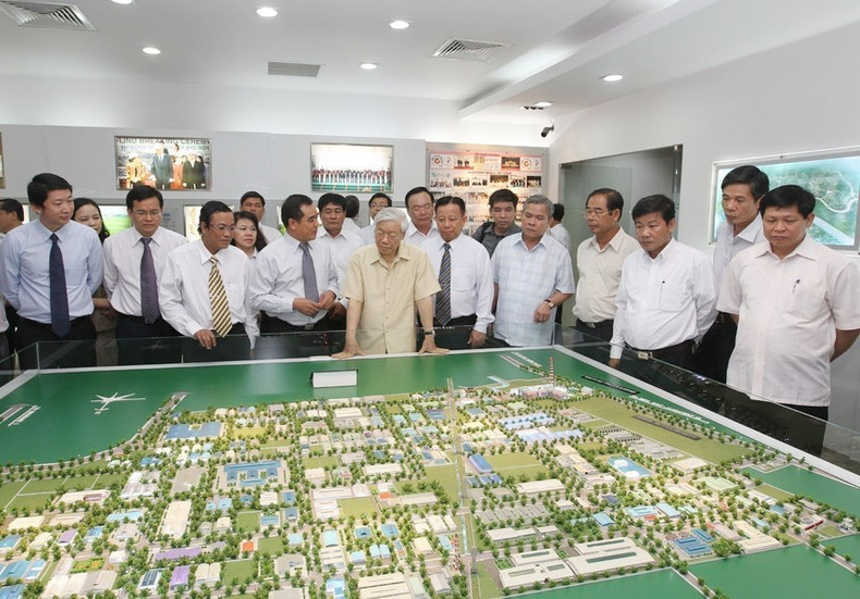 El dirigente visita el Parque Industrial Vietnam-Singapur I (VSIP I) en la provincia sureña de Binh Duong, el 13 de abril de 2013.
