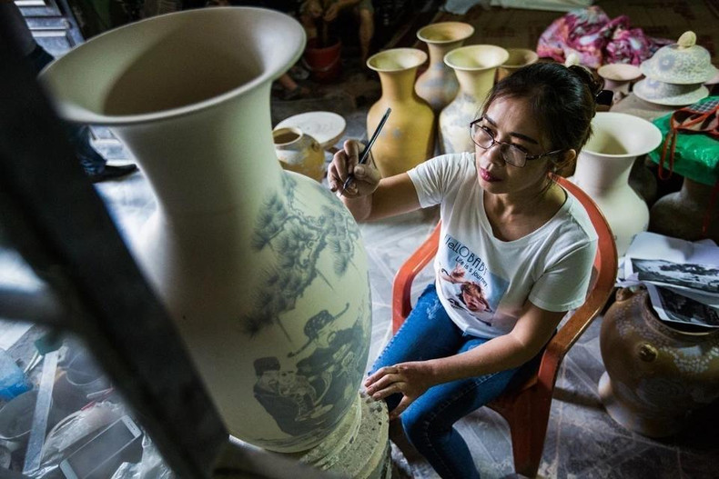 El proceso de creación de los patrones en los productos de cerámica.