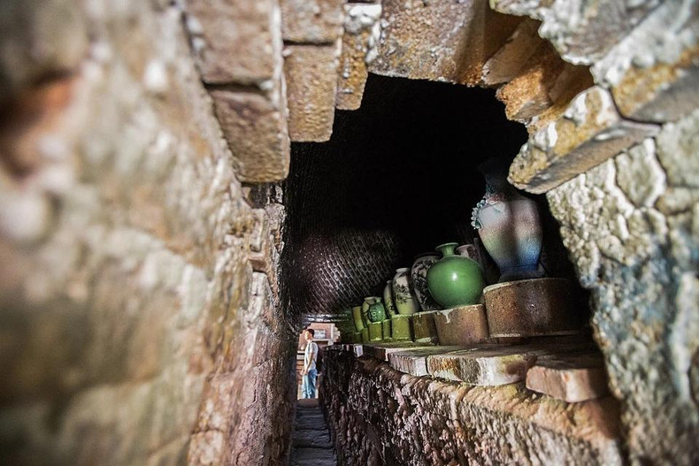 Recrear el proceso de cocción de la cerámica de Bat Trang ayuda a los turistas a comprender mejor cómo se fabricaba un producto cerámico en los hornos antiguos construidos a finales del siglo XIX.