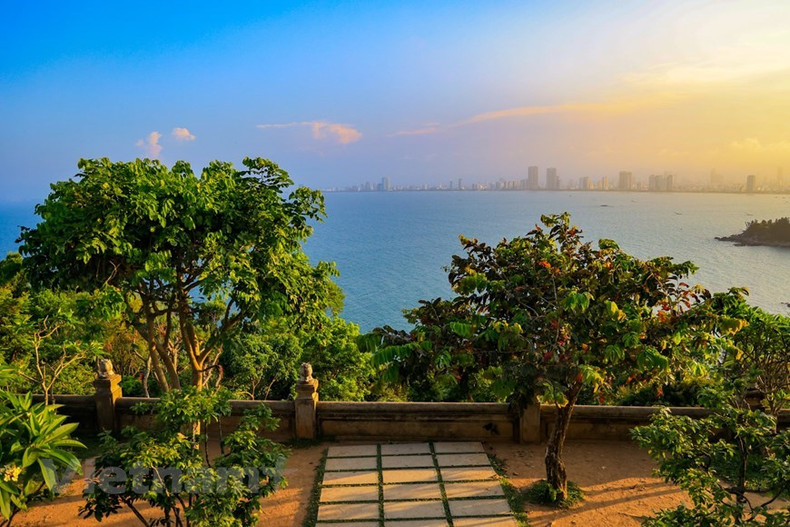 La pagoda está ubicada con una vista más allá del ojo, cubriendo el romántico mar azul. La pagoda está ubicada con una vista más allá del ojo, cubriendo el romántico mar azul.