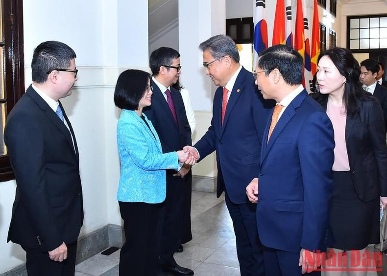 Park Jin y los funcionarios de la Cancillería de Vietnam. Park Jin y los funcionarios de la Cancillería de Vietnam.