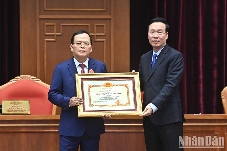 Van Thuong otorga la insignia al compañero Ngo Van Du. Van Thuong otorga la insignia al compañero Ngo Van Du.