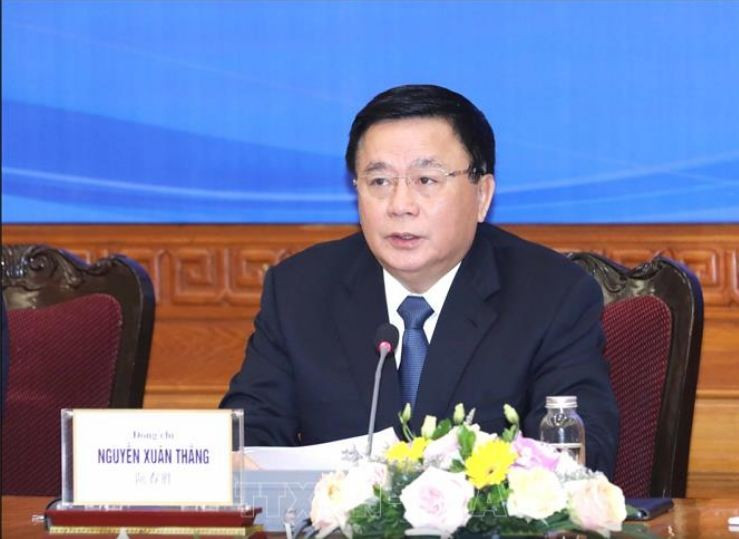 Nguyen Xuan Thang, presidente del Consejo Teórico Central y director de la Academia Política Nacional Ho Chi Minh preside el seminario.