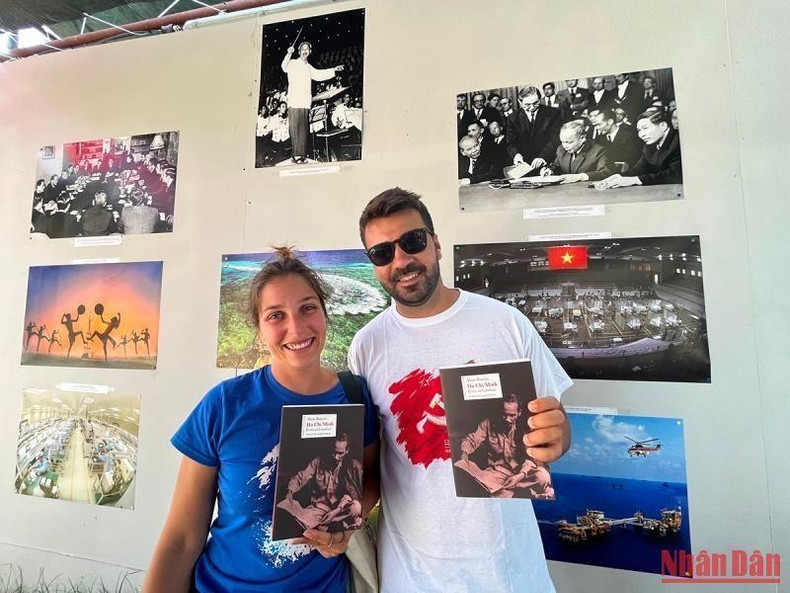 Dos jóvenes militantes del PCP, José Constante y Carla Cerqueira, se mostraron encantados de recibir el libro "Ho Chi Minh, sus escritos y trayectoria revolucionaria", del historiador francés Alain Ruscio, para conocer más sobre el gran líder del pueblo vietnamita.