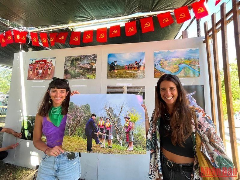 Mariana Melo (izquierda) y su amiga, quienes visitaron Vietnam en 2019, alaban el atractivo del país indochino con su gente amable y hermosa naturaleza. Afirmaron que volverán a visitarlo el próximo año.