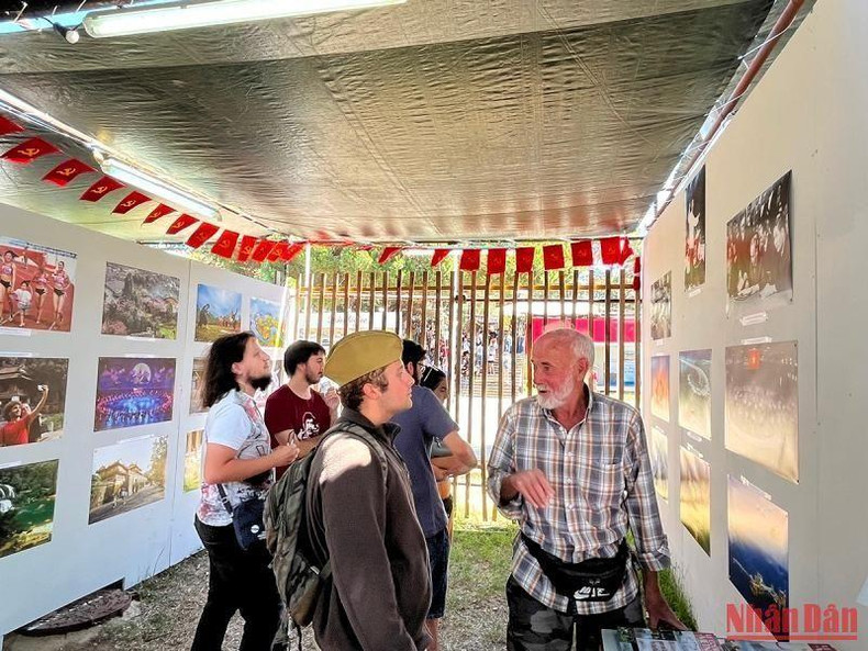 Explicó a los jóvenes sobre un heroico Vietnam, tierra del Presidente Ho Chi Minh, a quien, como muchas personas en Portugal, admiraba.