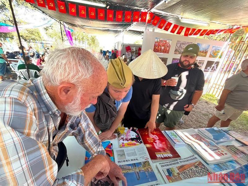 Este anciano, quien participó en actividades de apoyo a Vietnam desde la década de 1960, visita el pabellón del diario Nhan Dan. Se muestra interesado en Vietnam y sabe que Nhan Dan es la voz del Partido, el Estado y el pueblo vietnamita.