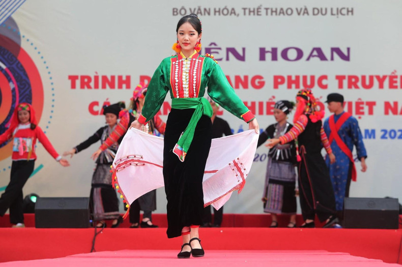 Traje tradicional de mujeres de la etnia Mang. Traje tradicional de mujeres de la etnia Mang.