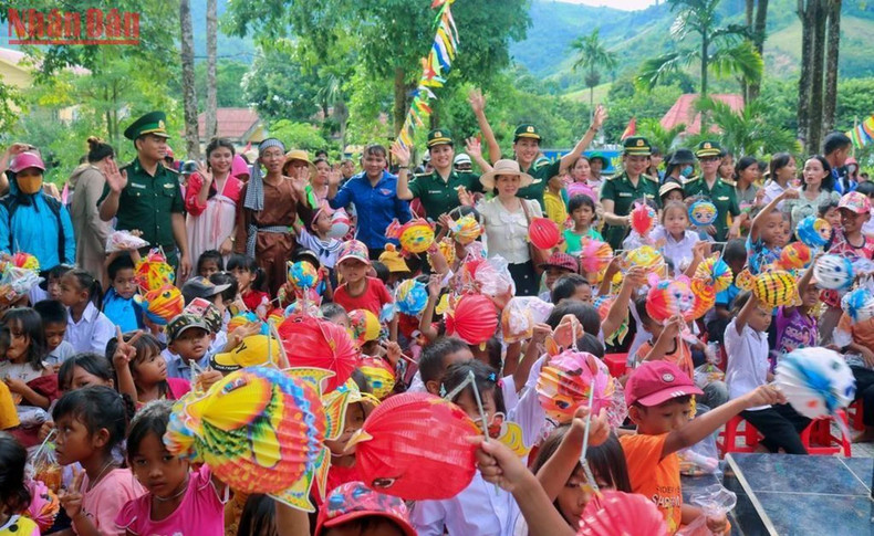 El programa no solo brindó a los niños un cálido Festival del Medio Otoño, sino también dejó momentos inolvidables a los maestros y la población local. El programa no solo brindó a los niños un cálido Festival del Medio Otoño, sino también dejó momentos inolvidables a los maestros y la población local.