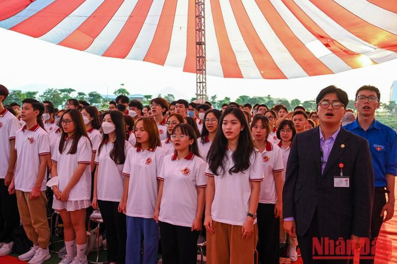 Los nuevos estudiantes de la Universidad Nacional de Hanói saludan a la bandera nacional. Los nuevos estudiantes de la Universidad Nacional de Hanói saludan a la bandera nacional.