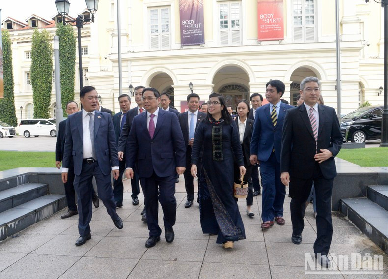 La delegación vietnamita llega al Museo de Civilizaciones Asiáticas.