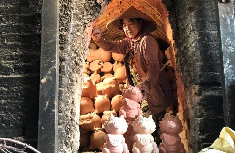 Los dragones horneados se venden a los establecimientos especializadas en pintar productos en las ciudades de Thu Dau Mot y Thuan An.