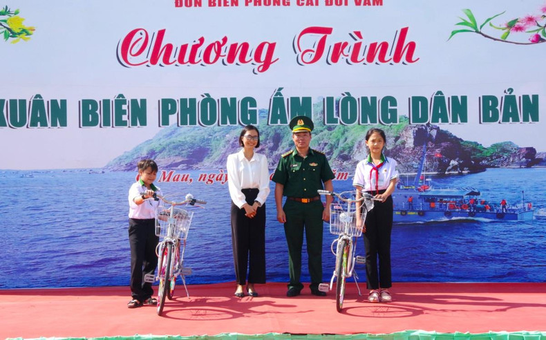 Representantes del Alto Mando de la Guardia Fronteriza de la provincia sureña de Ca Mau donan bicicletas a estudiantes en circunstancias difíciles de la zona fronteriza local. Representantes del Alto Mando de la Guardia Fronteriza de la provincia sureña de Ca Mau donan bicicletas a estudiantes en circunstancias difíciles de la zona fronteriza local.