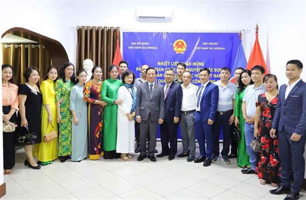 El vicepresidente de la Asamblea Nacional de Vietnam Nguyen Khac Dinh y la comunidad de vietnamitas en Angola. El vicepresidente de la Asamblea Nacional de Vietnam Nguyen Khac Dinh y la comunidad de vietnamitas en Angola.