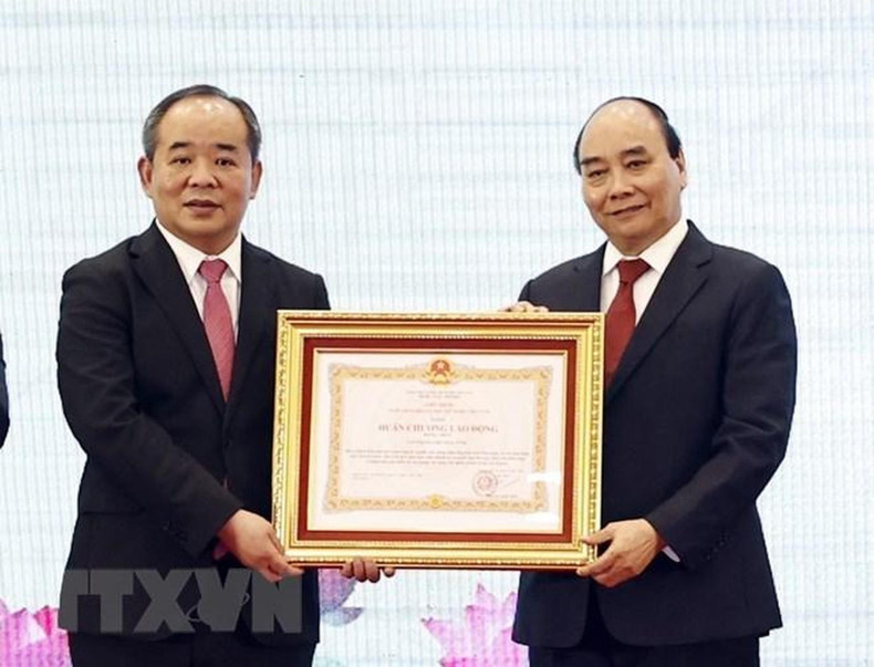 El presidente Nguyen Xuan Phuc otorga la Orden de Trabajo de primera clase a la Oficina Presidencial. El presidente Nguyen Xuan Phuc otorga la Orden de Trabajo de primera clase a la Oficina Presidencial.