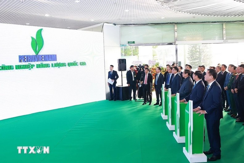 Minh Chinh y los delegados asisten a la cita. Minh Chinh y los delegados asisten a la cita.