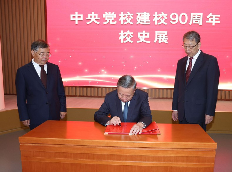 To Lam escribe en el libro de visitas de la escuela.