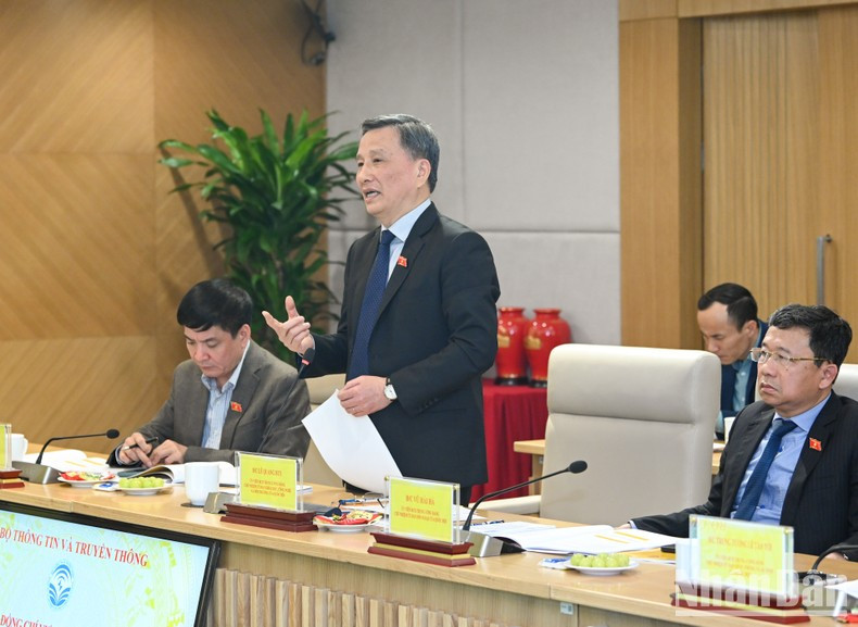 Le Quang Huy, jefe del Comité de Ciencia, Tecnología y Medio Ambiente del Parlamento, en el evento. Le Quang Huy, jefe del Comité de Ciencia, Tecnología y Medio Ambiente del Parlamento, en el evento.